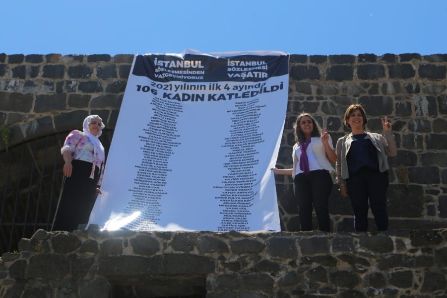 Företrädare för förföljda, prokurdiska partiet HDP, tar ställning för Istanbulkonventionen i Diyarbakir.