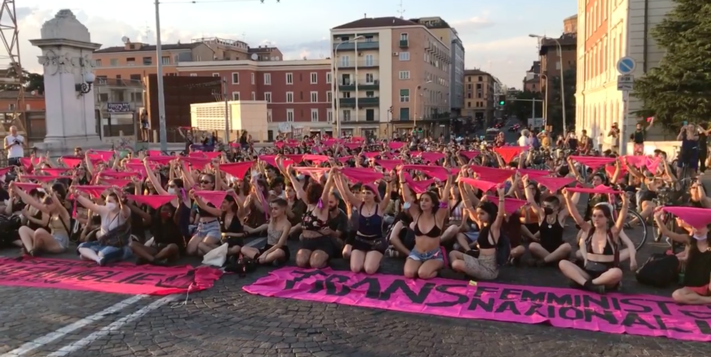 FOTO: Stillbild från Non una di meno Bolognas livesändning