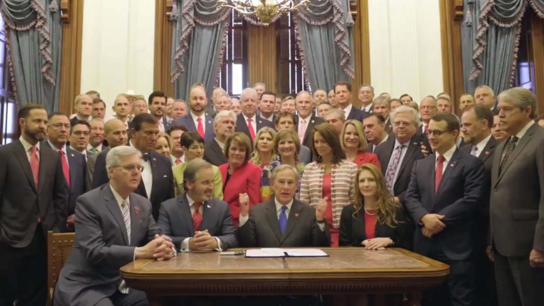 Lagstiftarna i Texas samlade bakom guvernören Greg Abbott när han undertecknade den nya abortlagen i maj.