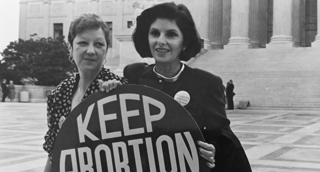 Norma McCorvey (Jane Roe i den banbrytande aborträttsdomen från 1973) med advokat Gloria Allred vid Högsta domstolen 1989.