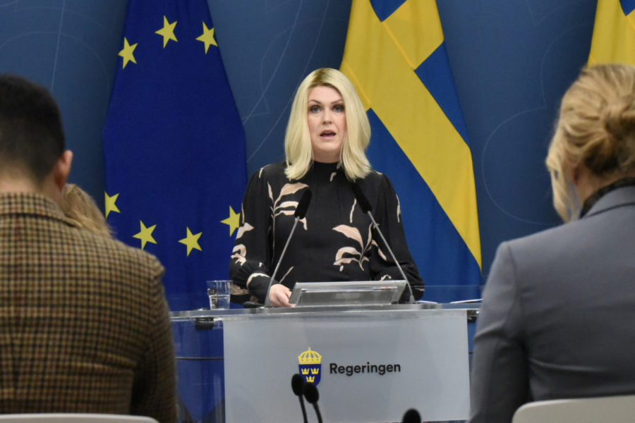 Socialminister Lena Hallengren på presskonferens om ny utredning om svenska adoptioner 27 oktober 2021.