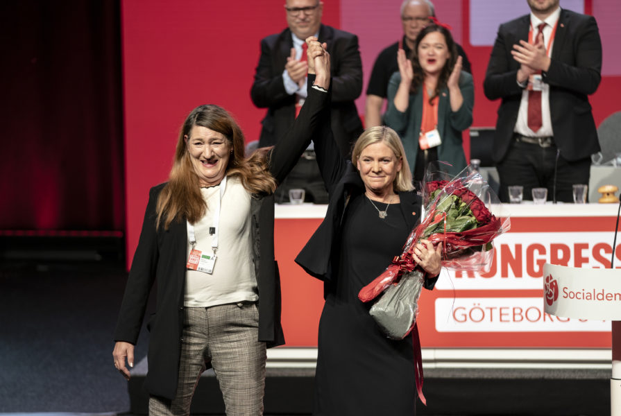 LO-ordförande Susanna Gideonsson gratulerar Socialdemokraternas nya partiordförande Magdalena Andersson på S-kongressen.