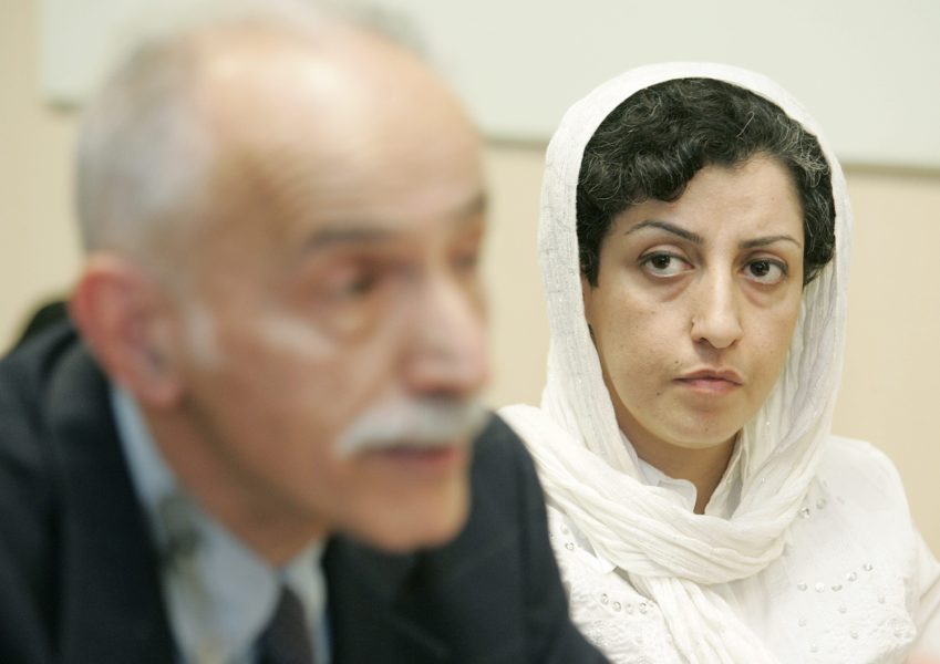 Narges Mohammadi under en presskonferens vid FN:s kommission för mänskliga rättigheter i Geneve 2008.