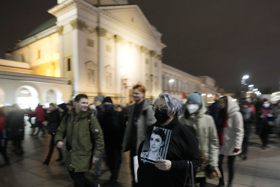 Protester utanför författningsdomstolen i Warszawa, 6 november 2021.