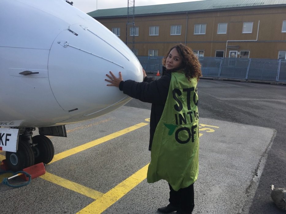 Esther Hauer under protestaktion riktad mot inrikesflyget den 31 oktober