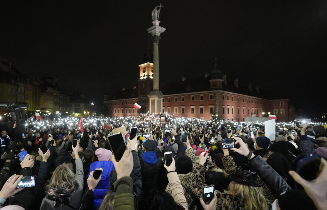 Demonstranterna lyste upp novembermörkret och porträtt av Izabela i protest mot Polens abortlagstiftning