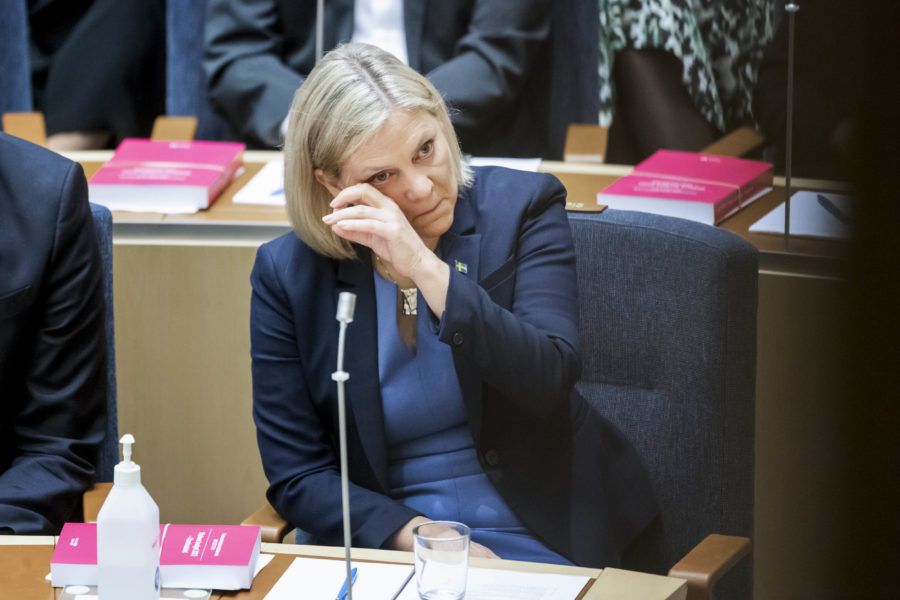Magdalena Andersson fäller en tår när Amineh Kakabaveh talar under statsministeromröstningen på onsdagen.