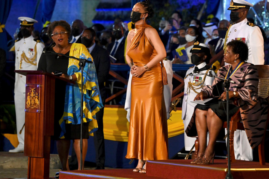 Mia Mottley (tv), Rihanna och Sandra Mason under presidentceremonin på Barbados, 30 november 2021.