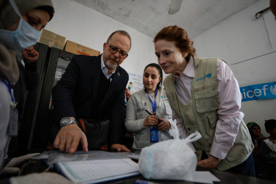 Unicefs generalsekreterare Henrietta Fore (till höger) på en primärvårdsklinik i södra Idlib, Syrien, 2020.