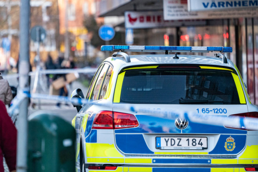 Polisen har spärrat av ett område utanför en fastighet på Sallerupsvägen i centrala Malmö 14 januari 2022.