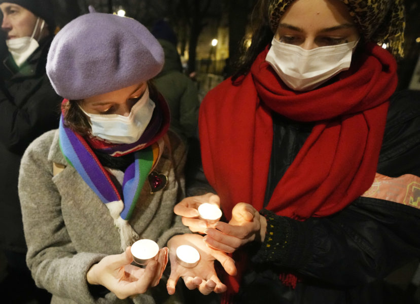 Kvinnorättsaktivister protesterar efter beskedet om dödsfallet utanför Polens konstitutionsdomstol, den 26 januari 2022.