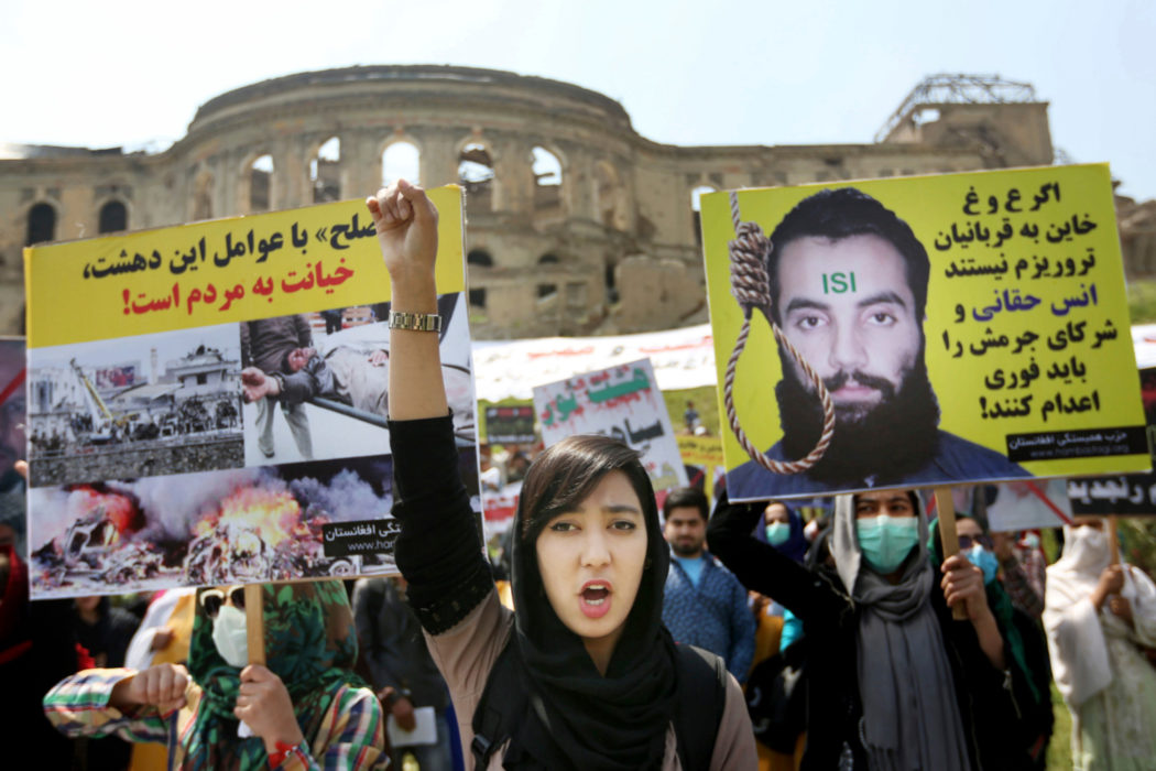Demonstranter i Kabul, Afghanistan, kräver dödsstraff för Anas Haqqani och andra då fängslade terrorledare i april 2016