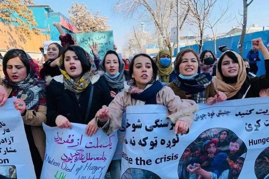 Afghanska kvinnors oberoende proteströrelse demonstrerar i Kabul, med parollen ”Bröd, arbete, frihet, politisk delaktighet”.