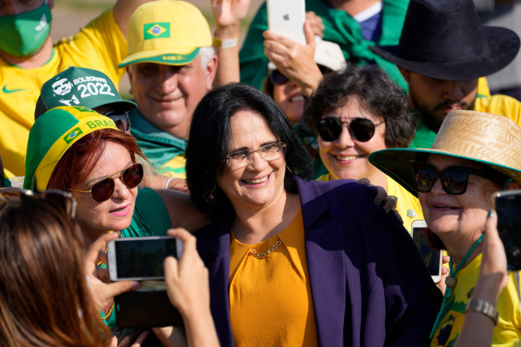 Människorätts- familj- och kvinnoministern Damares Alves med Bolsonaro-anhängare i huvudstaden Brasilia, 7 september 2021