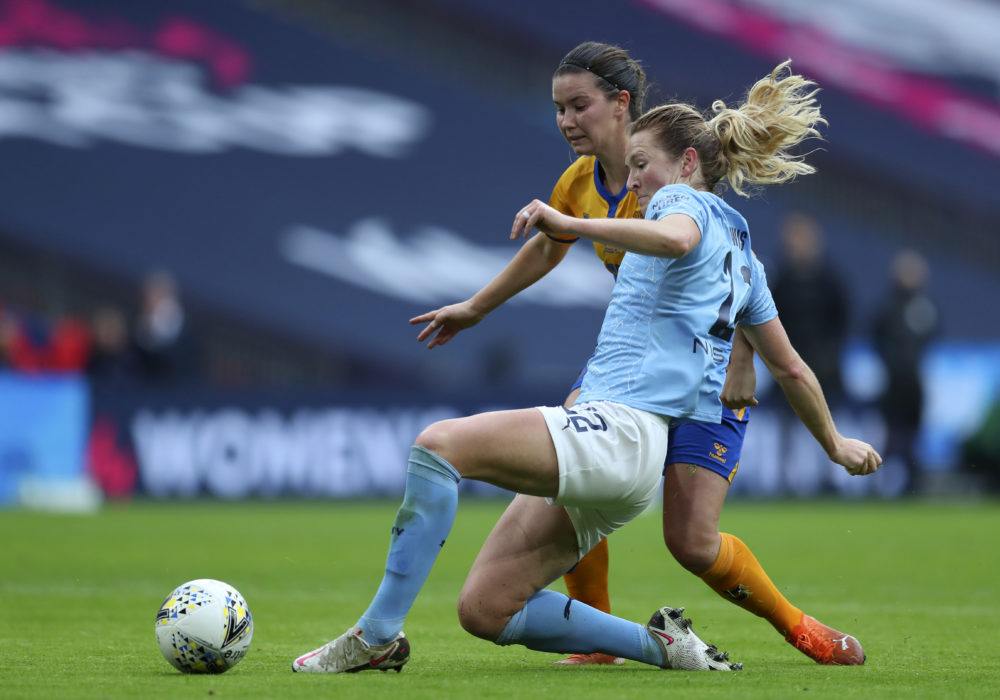 Manchester citys Sam Mewis kämpar om bollen med Evertons Damaris Egurrola i förra FA-cupfinalen i London, november 2020