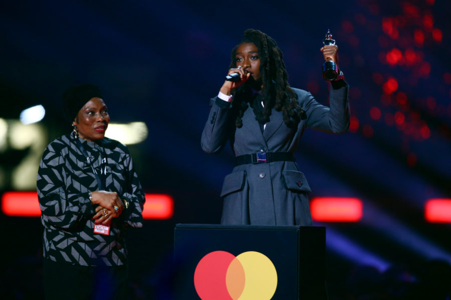Rapparen Little Simz tar emot priset för bästa nykomling på Brit awards tillsammans med sin mamma.