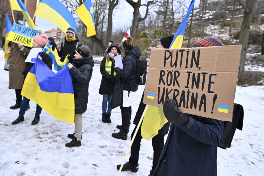 Prostester mot Rysslands attack mot Ukraina utanför Rysslands ambassad i Stockholm, 24 februari 2022.