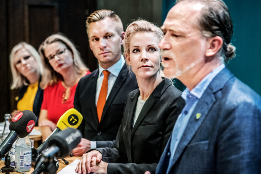 Oppositionen och kritiker av utförsäljningen av skolfastigheter hade hoppats att Daniel Helldén (t h) med partivänner i Stockholms kommunfullmäktige skulle gå emot alliansen.