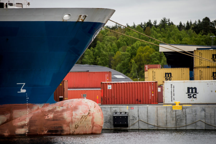 Ett lastfartyg och containrar på en kaj i Frihamnen.