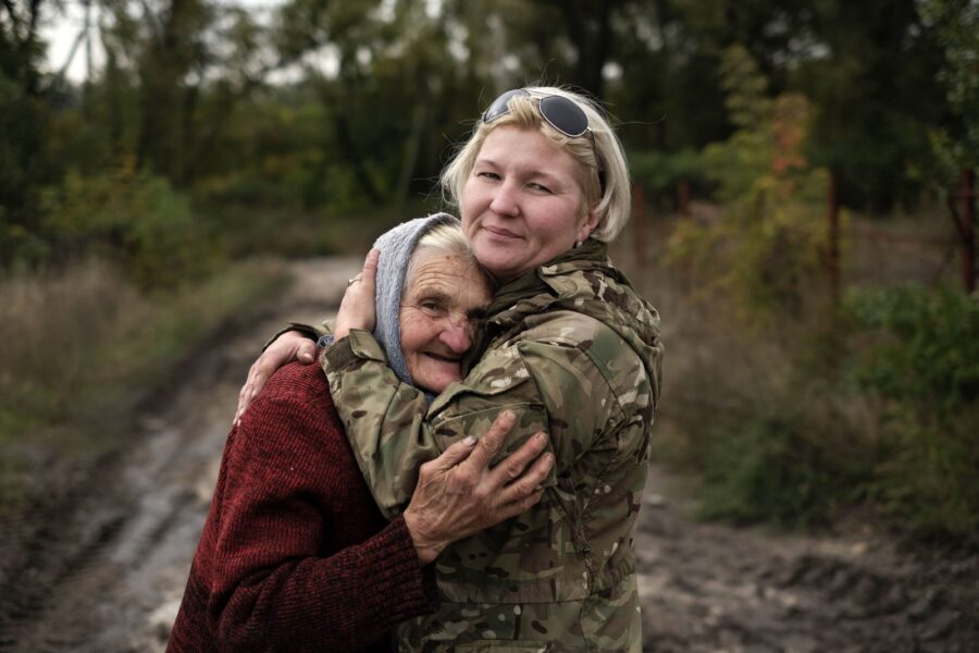Natali Prilutskaya (t h) under tiden som volontär i Donbass efter invasionen 2014.