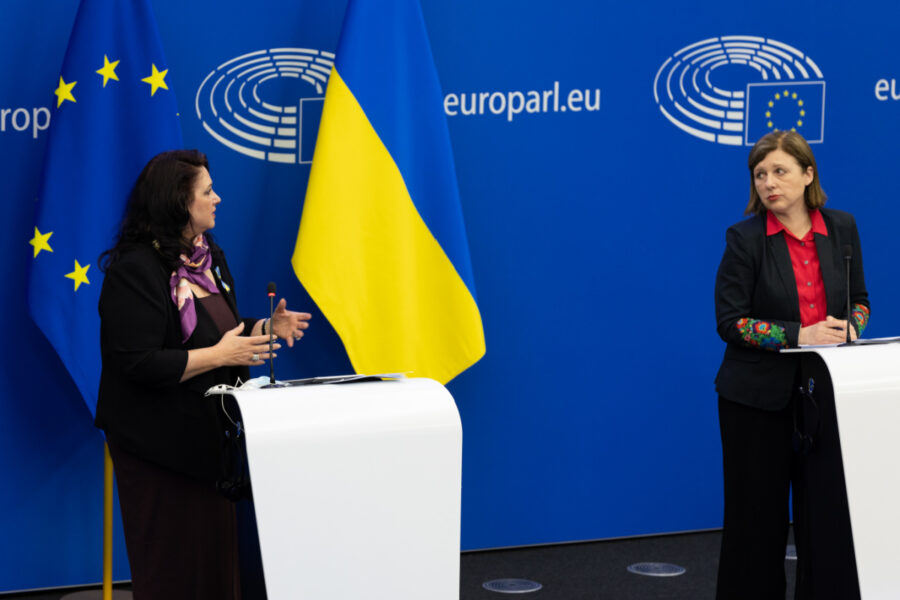 Jämställdhetskommissionär Helena Dalli och EU-kommissionens vice ordförande Vera Jourová presenterar paket mot könsbaserat våld i EU-parlamentet, 8 mars 2022.