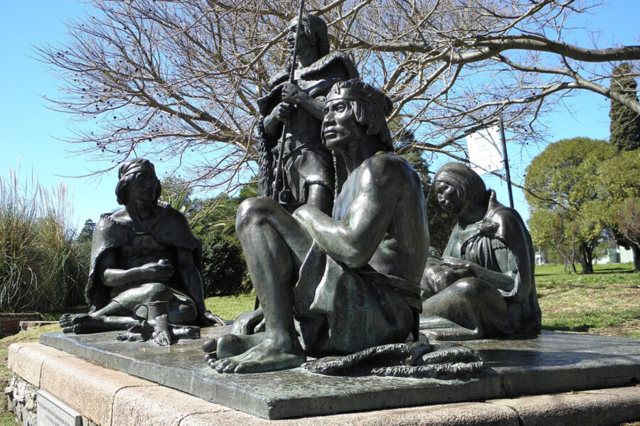 De sista charruanerna står staty i centrala Montevideo.
