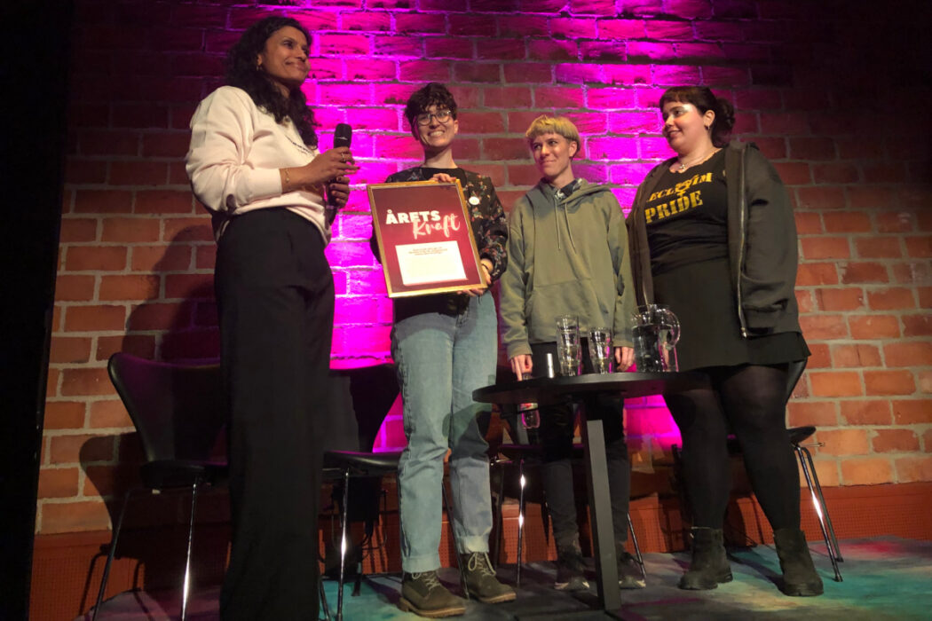 Streetgäris ordförande Manel Rodrick delar ut priset Årets kraft till Reclaim pride, som öppnade rum för samtal som Göteborgs stad försökt tysta