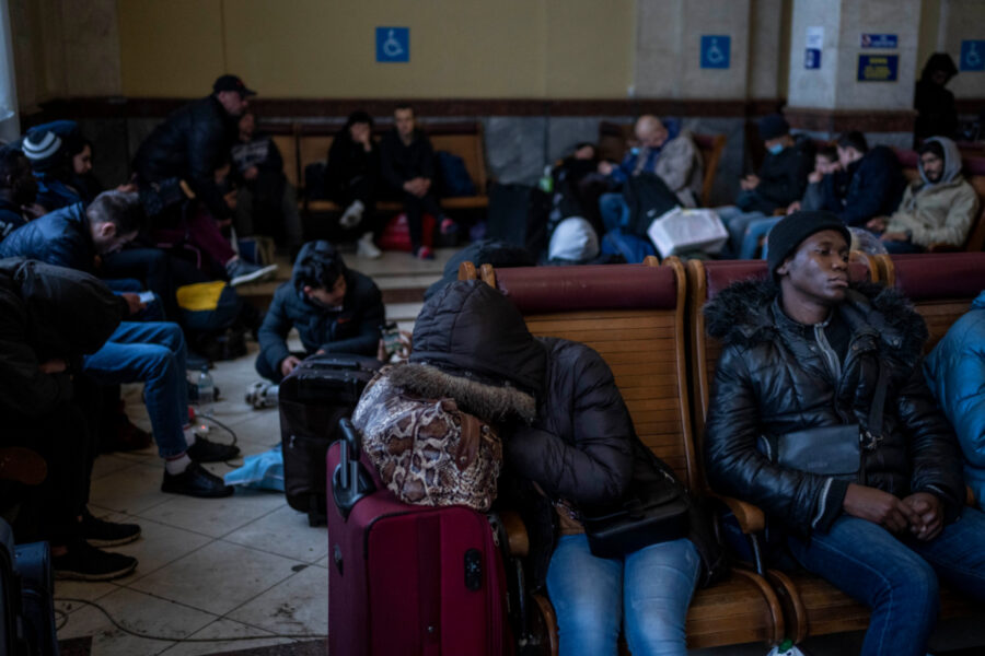 Människor på flykt på tågstationen i Lviv 28 februari 2022.