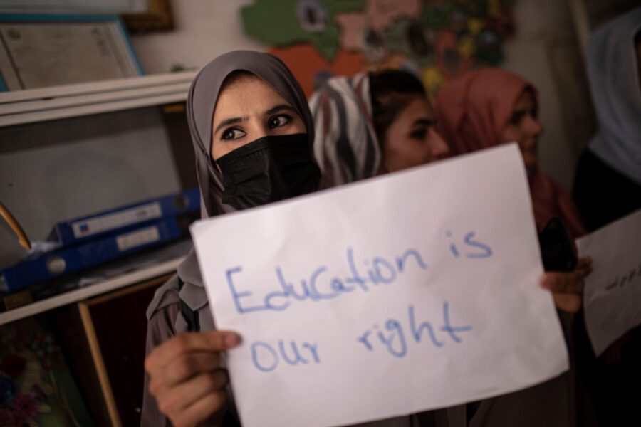 Krav på utbildning vid inomhusprotest på privat skola i samband med lärarnas dag i Kabul, Afghanistan, 5 oktober 2021.