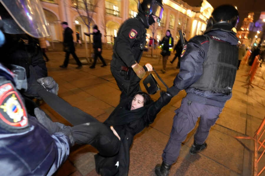 Polisen griper en kvinna som demonstrerat mot Ryssland attack på Ukraina i St.