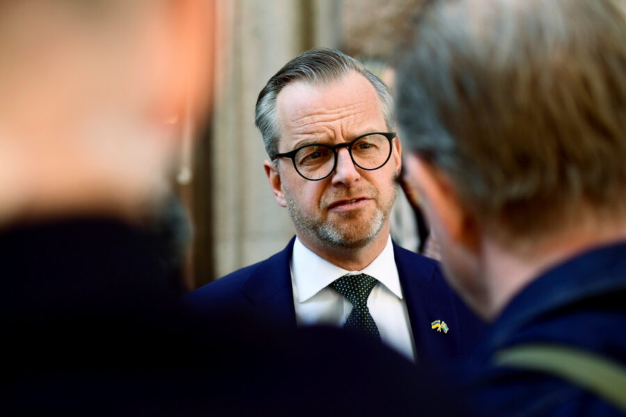 Finansminister Mikael Damberg (S) på vägen mot riksdagshuset inför tisdagens budgetdebatt.