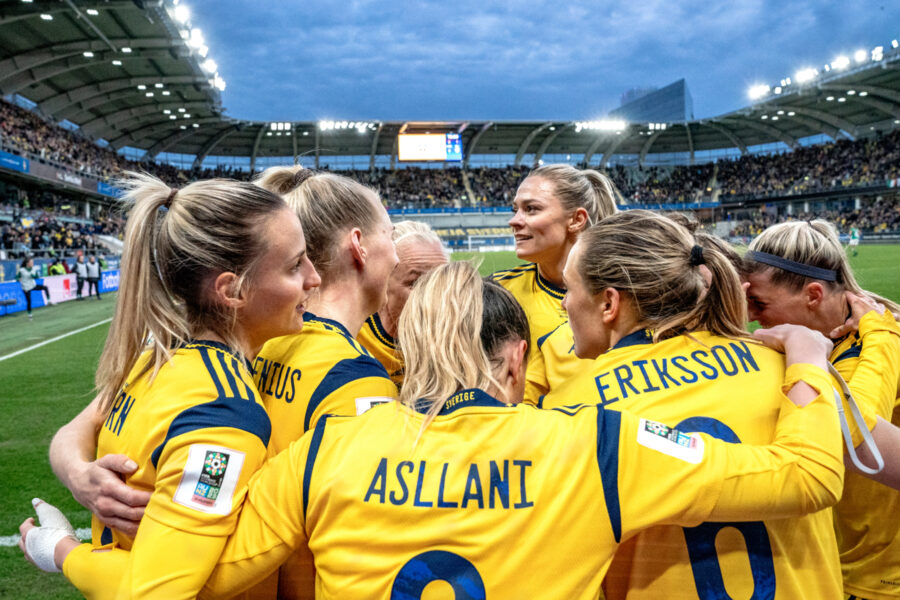 Jubel i landslaget efter Kosovare Asllanis mål under tisdagens VM-kval mellan Sverige och Irland på Gamla Ullevi.