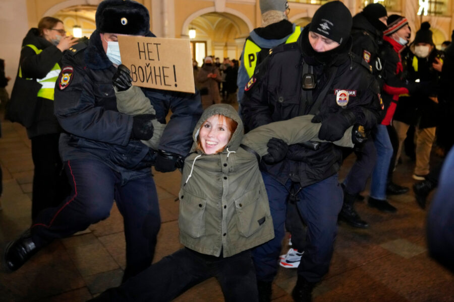 Protestdemonstration mot invasionen i Ukraina, St Petersburg 24 februari 2022.