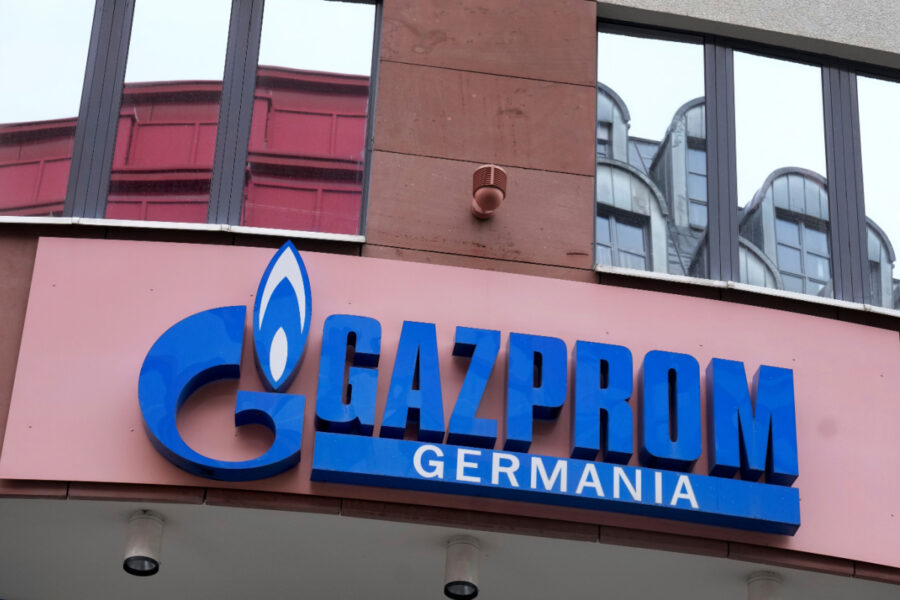 Logotypen för Gazprom Germania vid företagets huvudkontor i Berlin, Tyskland.