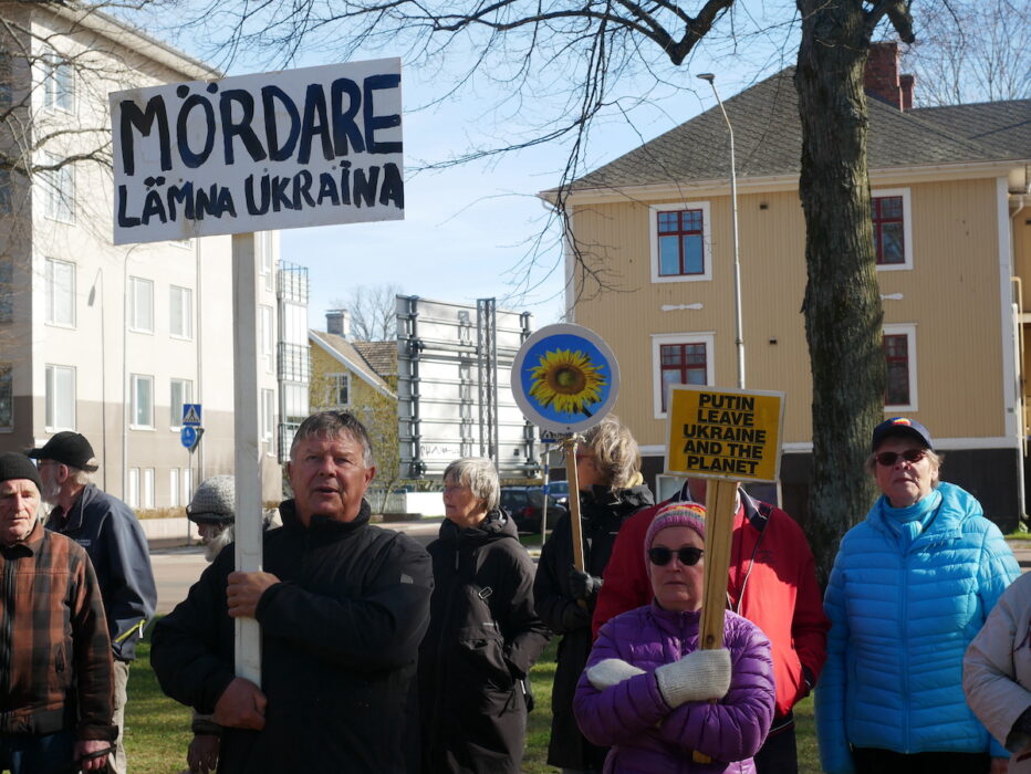 Varje dag samlas demonstranter utanför det ryska konsulatet i Mariehamn i protest mot Rysslands krig i Ukraina