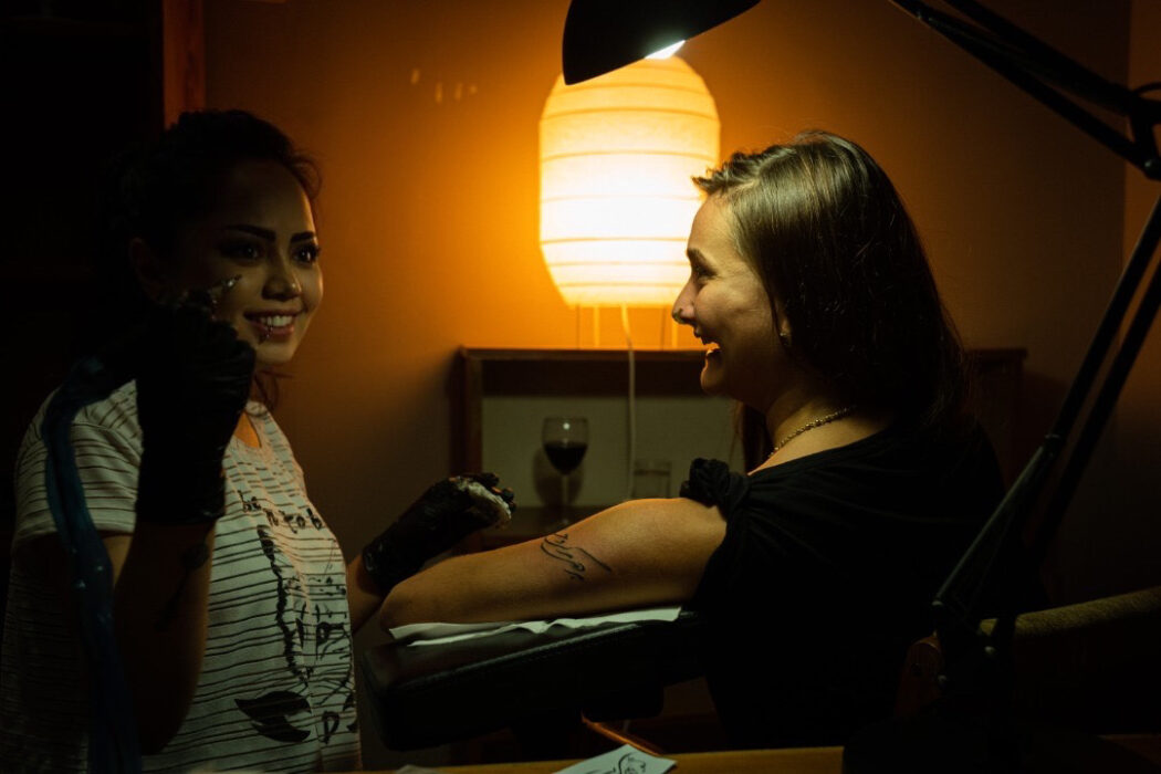 Soraya Shahidy tillsammans med en kund
