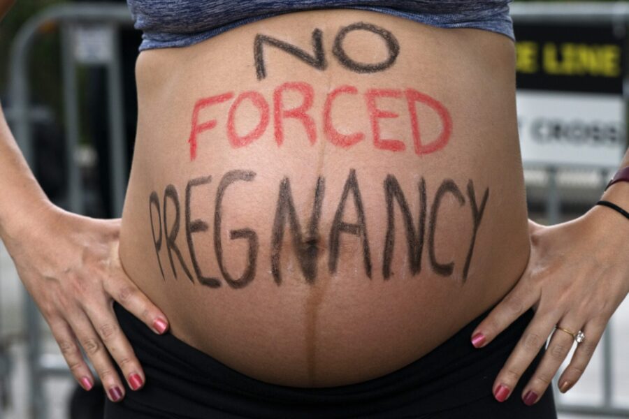 Krysta Bywater, gravid i åttonde månaden demonstrerar för aborträtten med slagordet ”nej till påtvingad graviditet” skrivet direkt på sin mage.