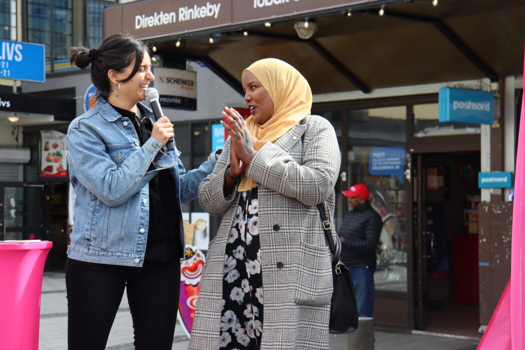 Fi:s nyligen avgångna partiledare Farida Al-Abani och inbjudna talaren Fatuma Mohamed samtalade om kvinnors livsvillkor och hälsa på Rinkeby torg