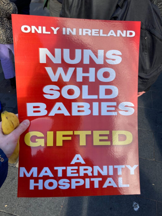 Plakat från protestmarsch mot planerna för det nya National Maternity Hospital, Dublin den 5 mars 2022
