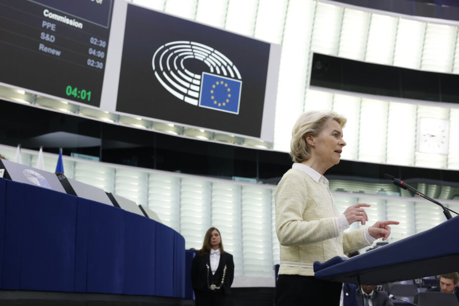 EU-kommissionens ordföranden Ursula von der Leyen diskuterar sanktioner.