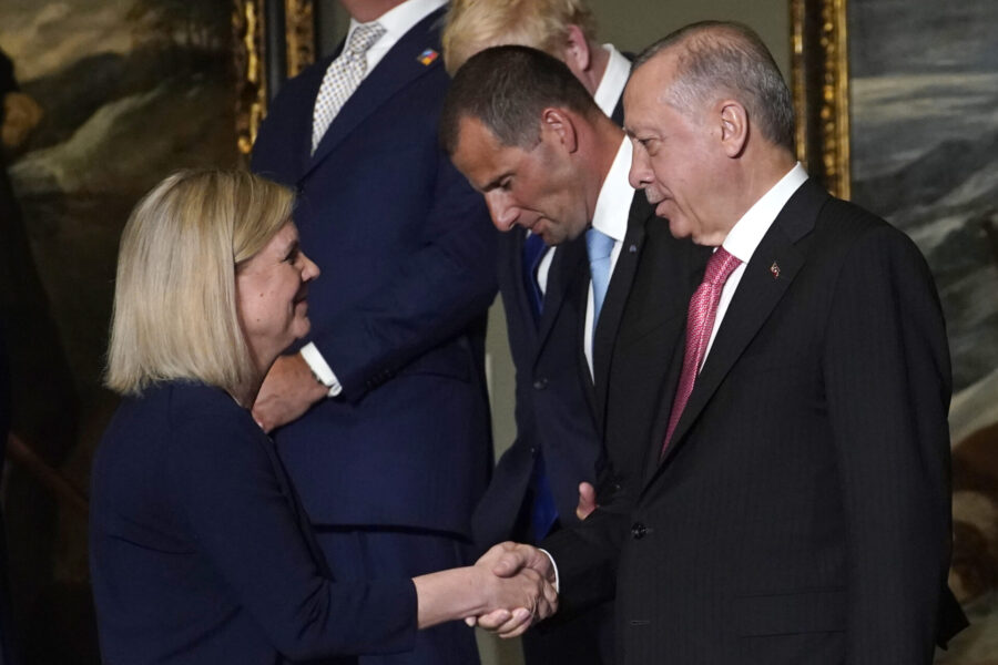 Magdalena Andersson förseglar överenskommelsen med Turkiets president Recep Tayyip Erdogan i Madrid i veckan.