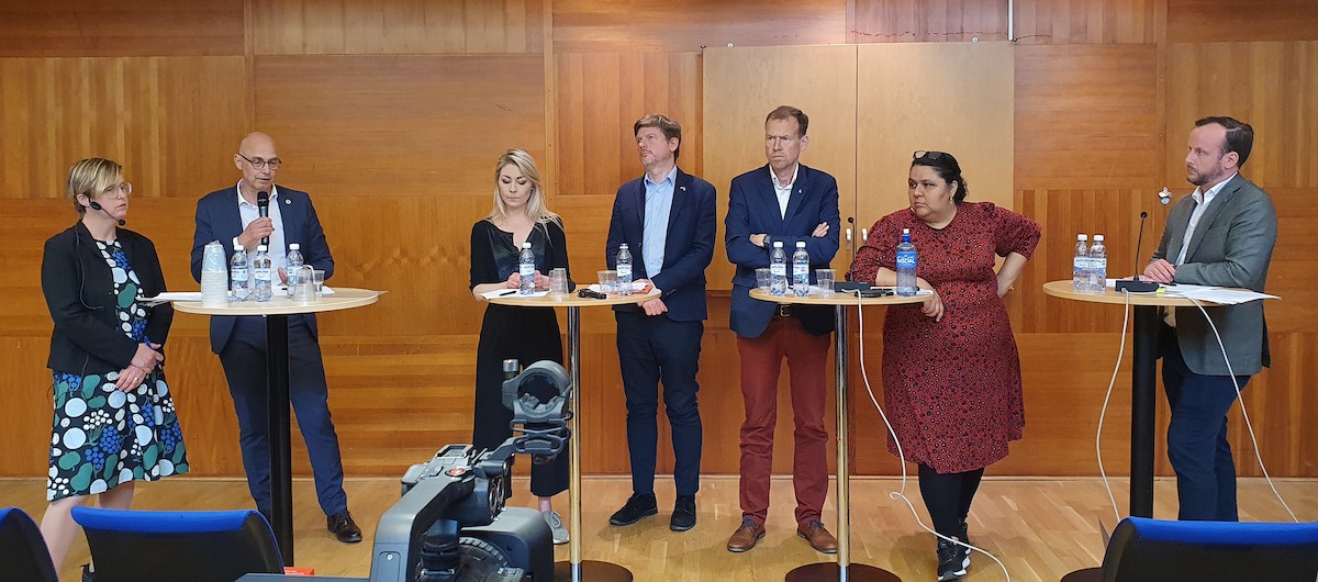 Från vänster: Moderatorn Lisa Pelling, Rikard Larsson (S), Maria Ferm (MP), Martin Ådahl (C), Martin Ängeby (L), Lorena Delgado Varas (V), Christian Carlsson (KD).