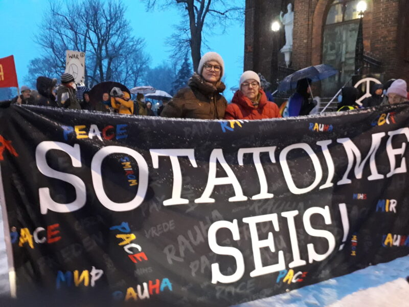Marianne Laxen tillsammans med riksdagsledamot Eva Biaudet i fredsdemonstration utanför ryska ambassaden i Helsingfors i februari.