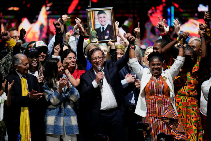 Gustavo Petro och Francia Marquez firar valsegern i Bogota, Colombia, 19 juni 2022.