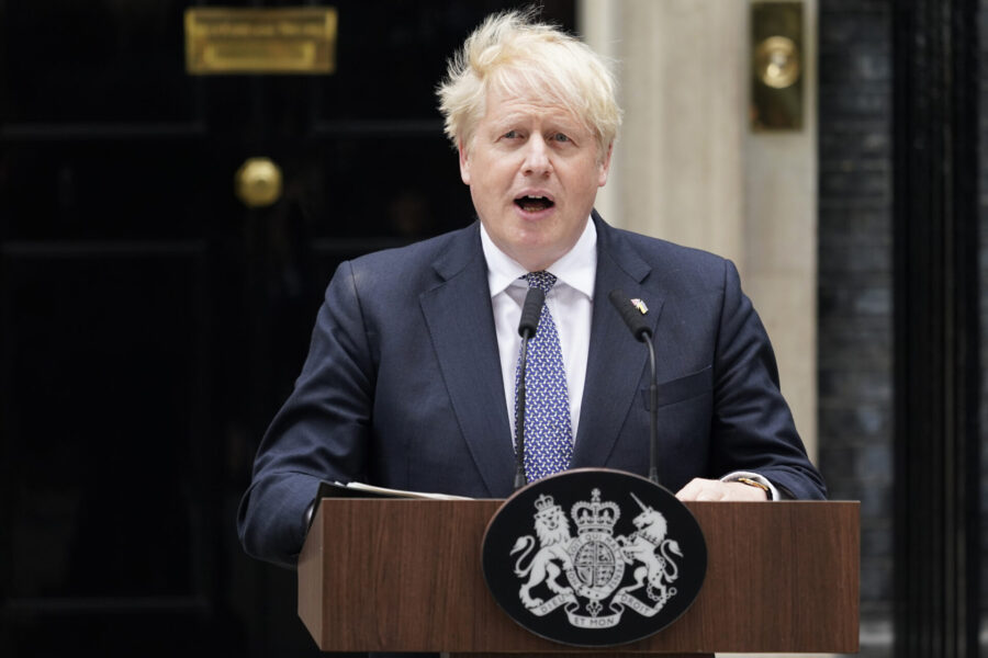 Premiärminister Boris Johnson läser ett uttalande utanför Downing street 10, London, där han formellt avgår som ledare för det konservativa partiet, i London, torsdagen den 7 juli 2022.