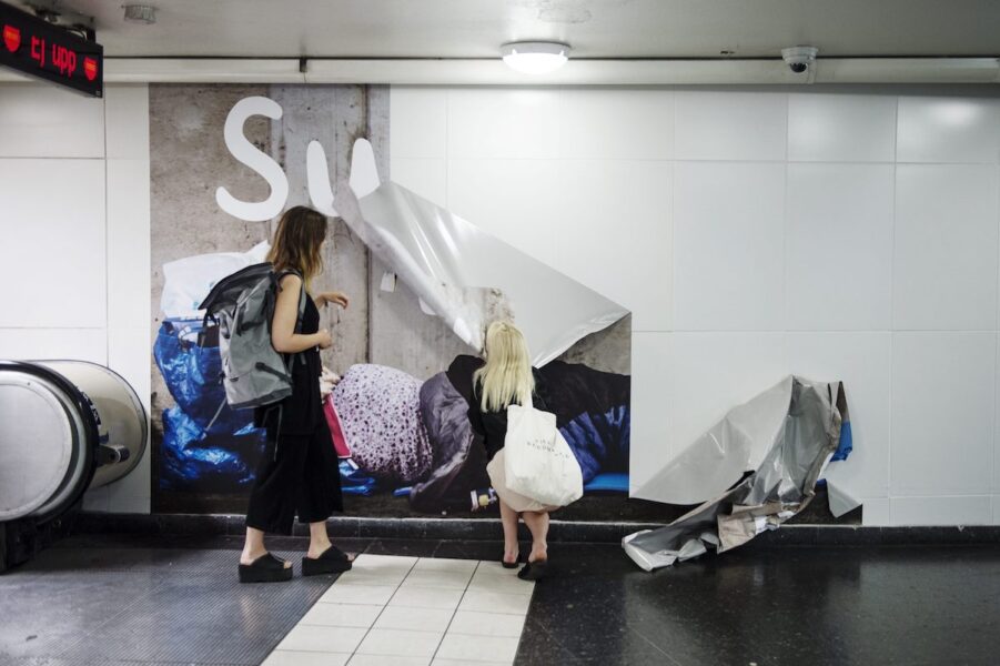 Sverigedemokraternas kampanj mot tiggeri som mötte resande vid Östermalms tunnelbanestation rivs ner i protest, 2015.
