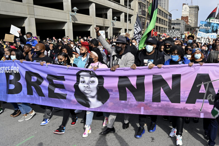 Breonna Taylors mamma Tamika Palmer (i mitten), leder en marsch genom gatorna i centrala Louisville på ettårsdagen (2021) av hennes död i samma stad.