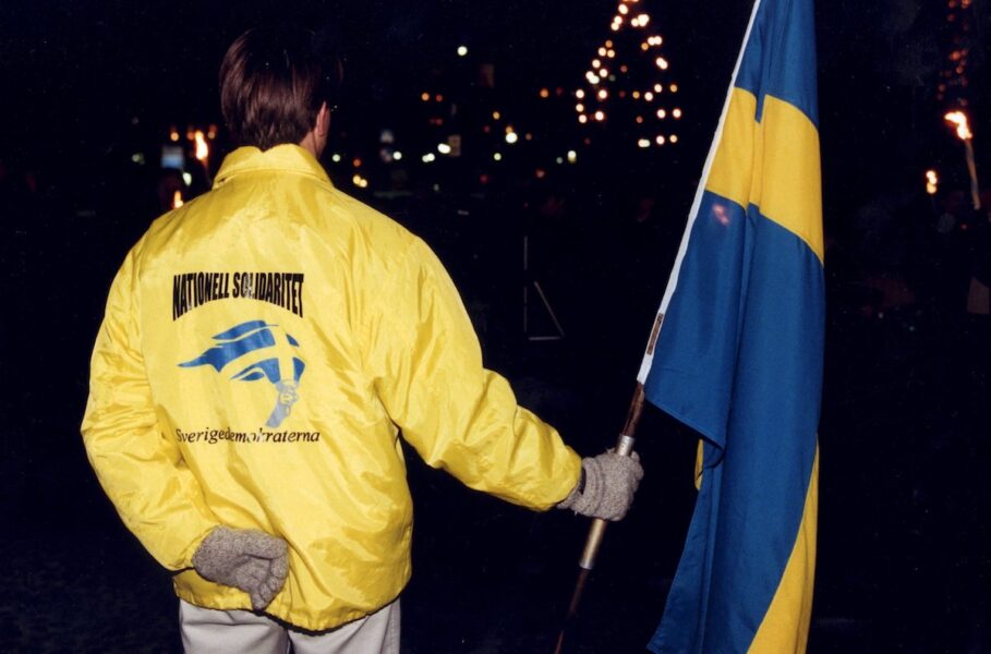 Antirasister och Sverigedemokrater demonstrerar den 30:e november 1997.
