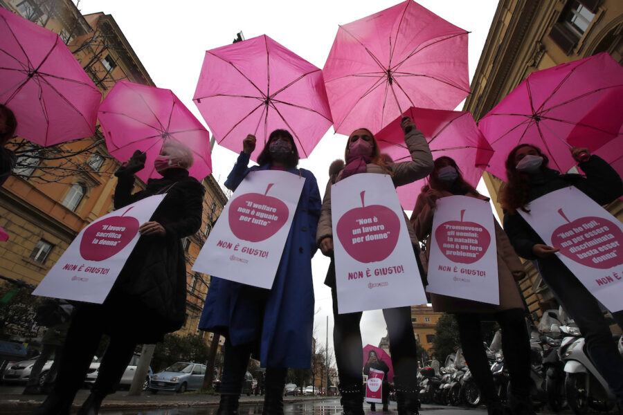 Kvinnor protesterar i Rom på 8 mars 2021 för bättre löner och arbetsvillkor.