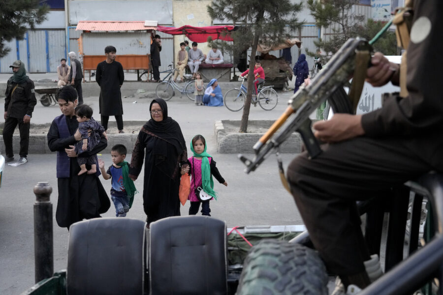 Talibankrigare vaktar ett bostadsområde.